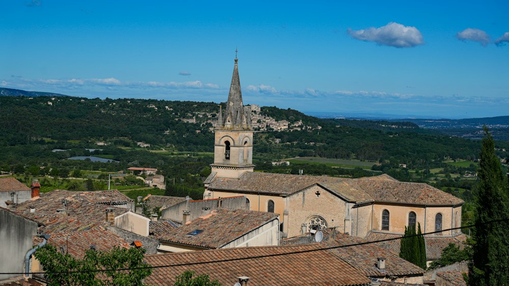 Clocher de [Village 3] au-dessus des toits